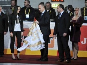 Mária Demitrová,  Igor Nemeèek, dres èíslo 38  zosnulého  hokejistu Pavla Demitru
